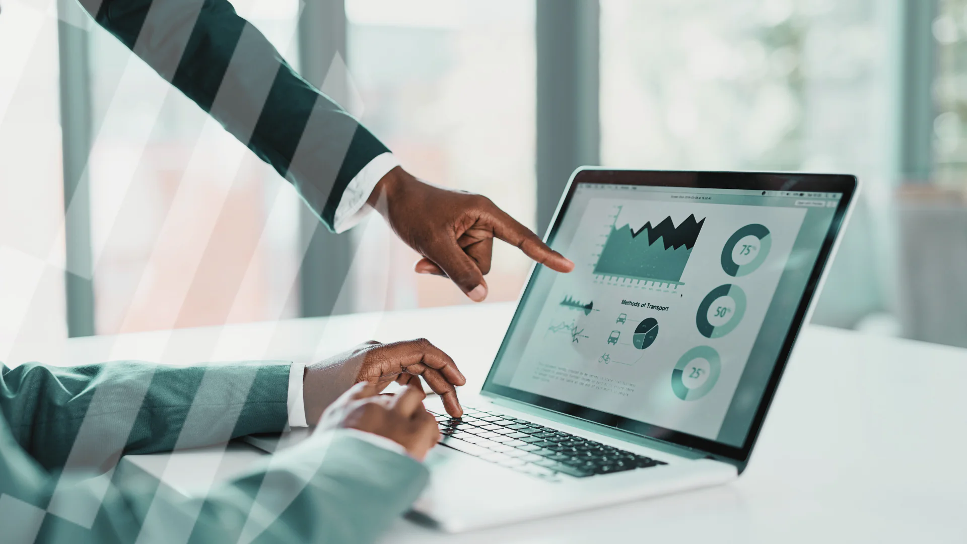 Gestionnaire de flotte analysant son TCO avec un logiciel