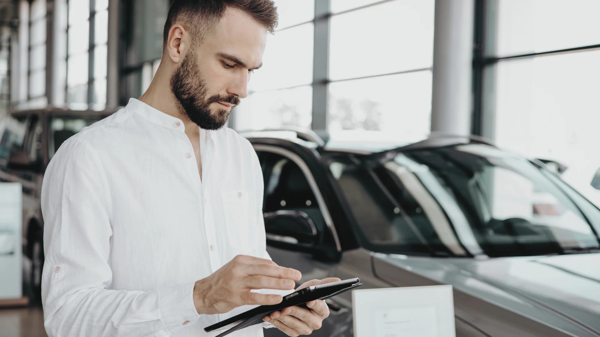 Gestionnaire de véhicules étudiant les financements proposés