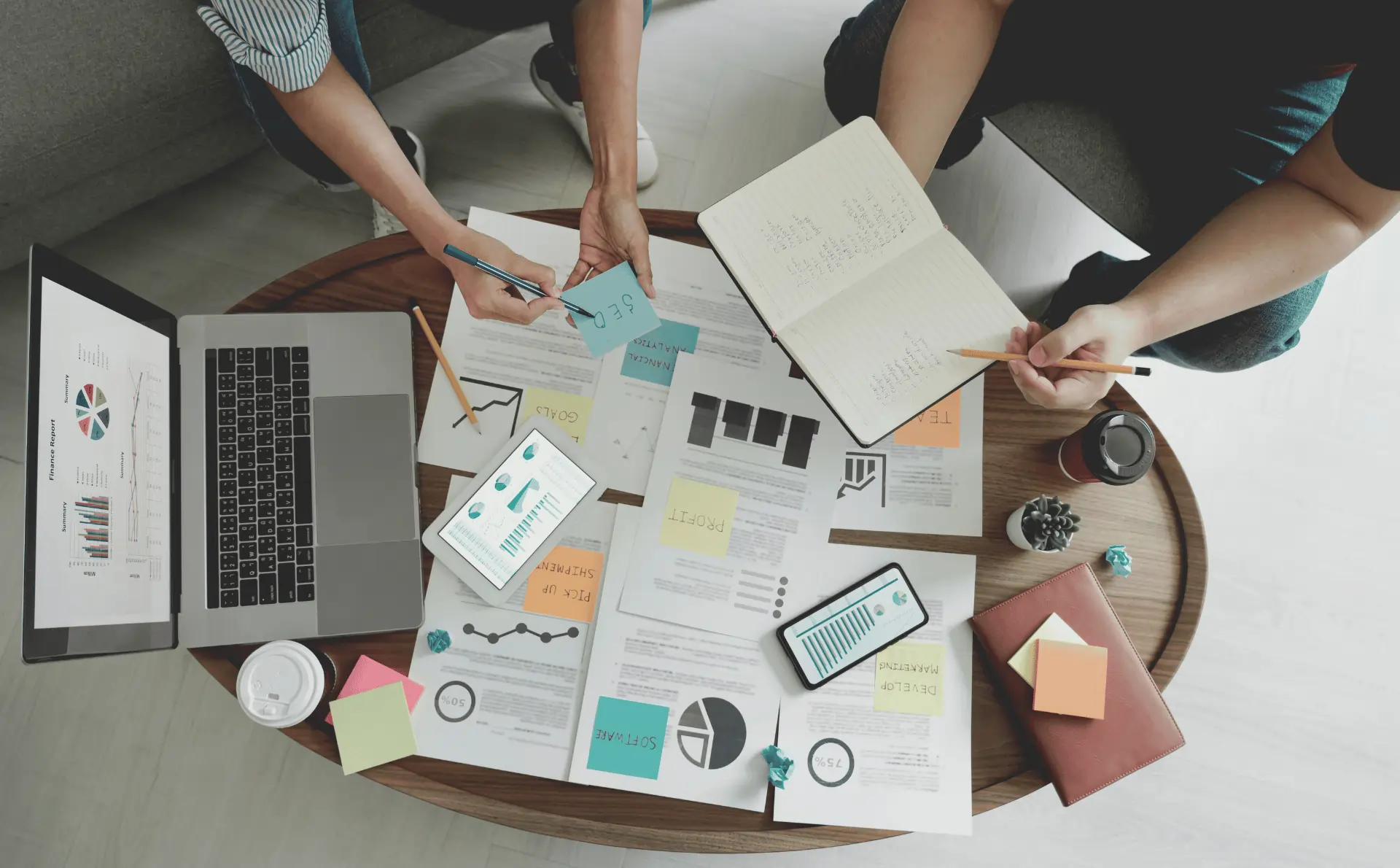 Gestionnaires de flotte automobile travaillant sur la performance du parc de véhicules