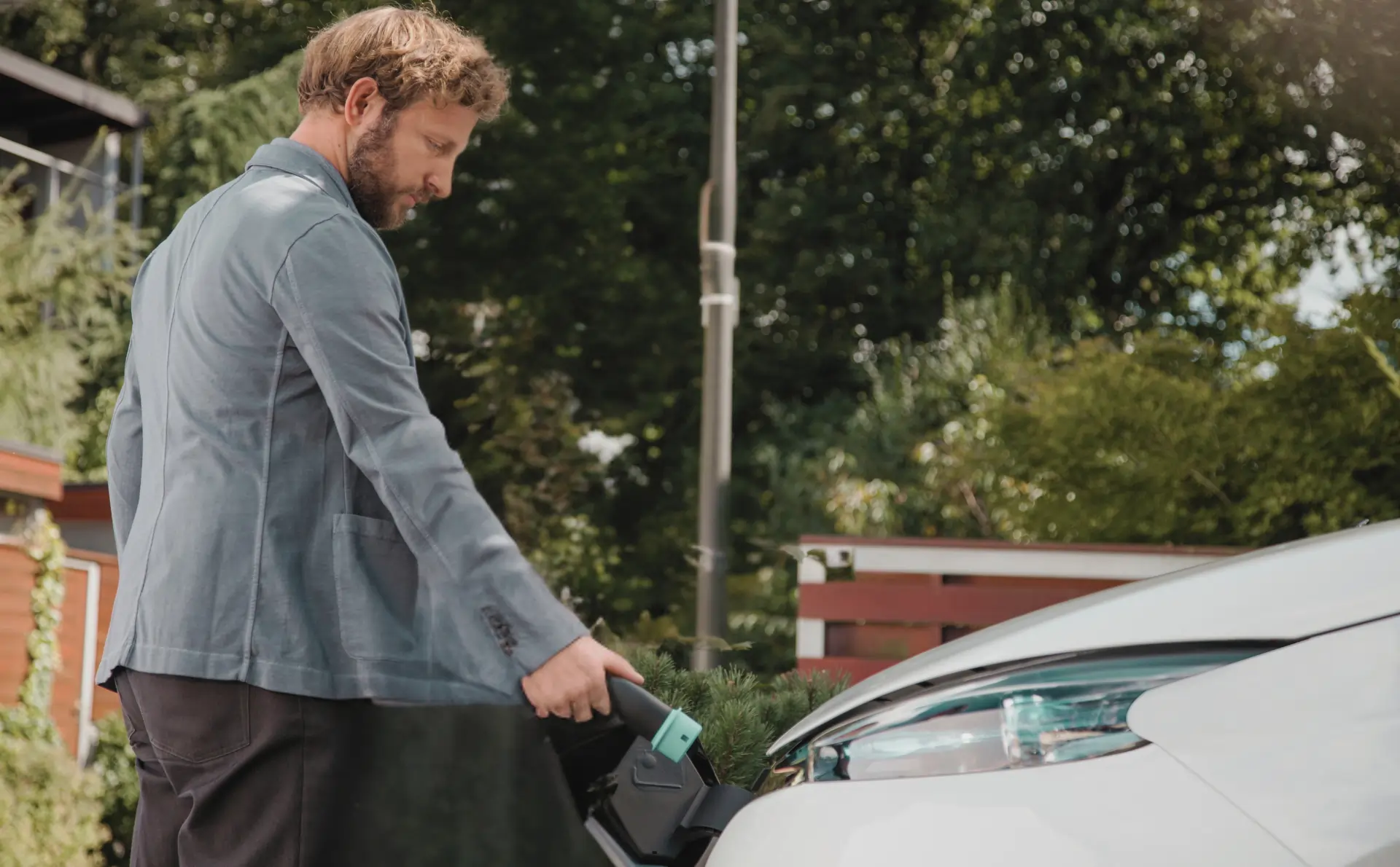 Verdissement de parc automobile : collaborateur qui recharge sa voiture électrique
