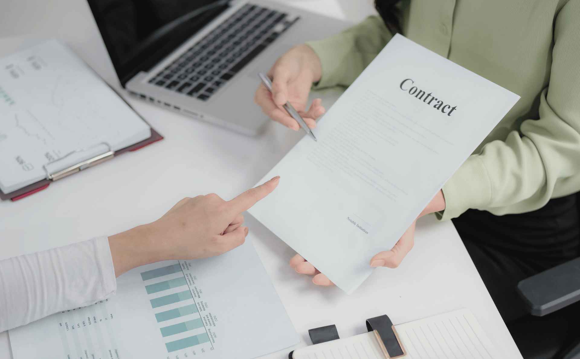 Relecture d'un contrat fournisseur dans le but d'un audit de contrat pour flotte automobile