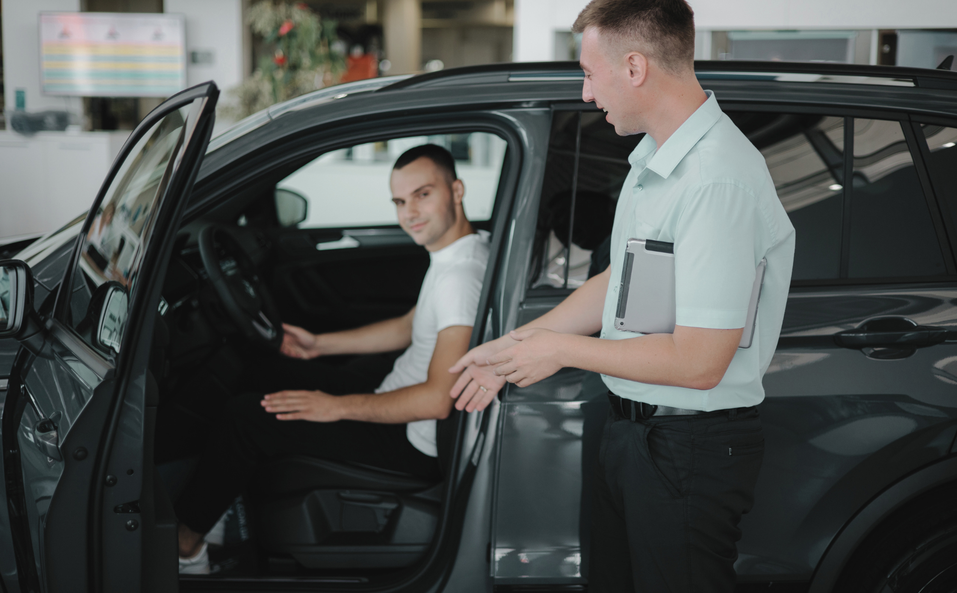 Sélection d’un véhicule de flotte automobile par un collaborateur accompagné d’un conseiller professionnel
