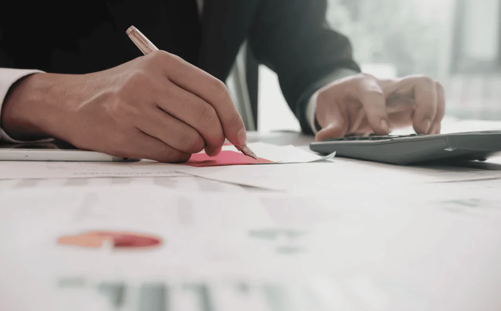 Gestionnaire de flotte rédigeant la charte automobile