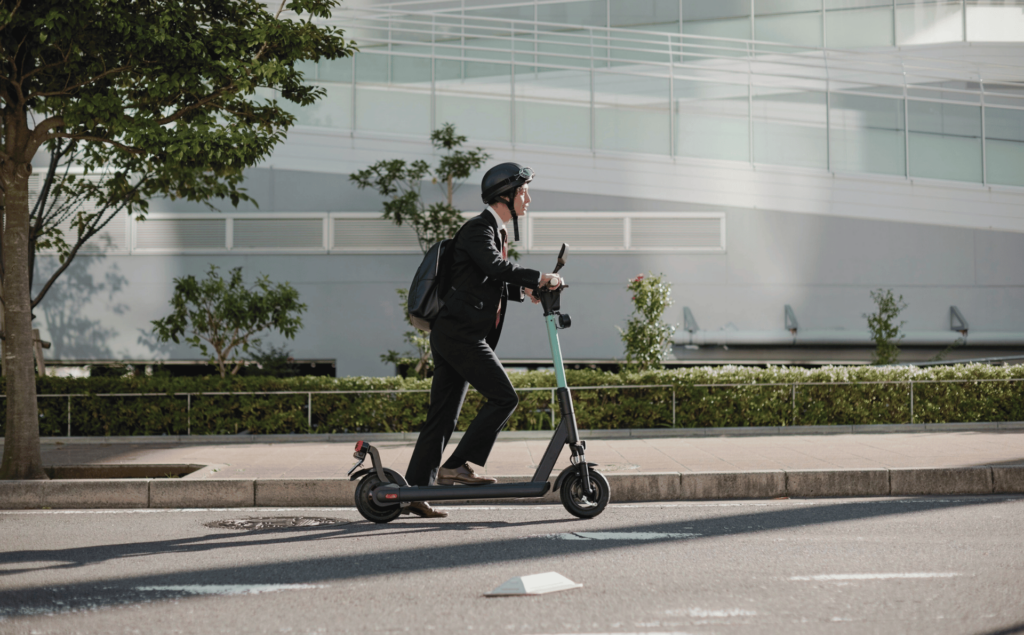 Collaborateur appliquant la politique mobilité de son entreprise