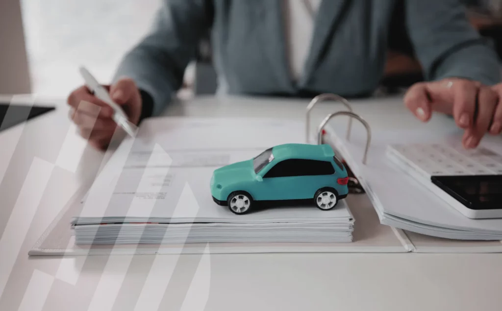 Un gestionnaire analyse des documents administratifs liés à la législation sur la flotte automobile