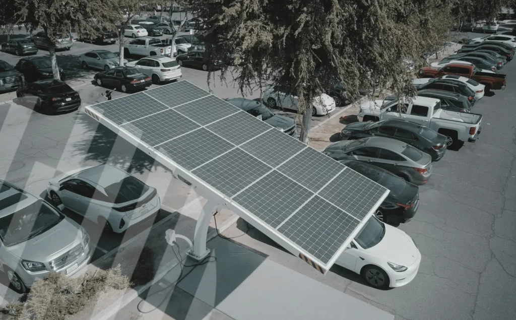 Station de recharge solaire pour véhicules électriques d’entreprise, illustrant la réduction de l’empreinte écologique d’une flotte automobile grâce à l’utilisation d’énergies renouvelables.