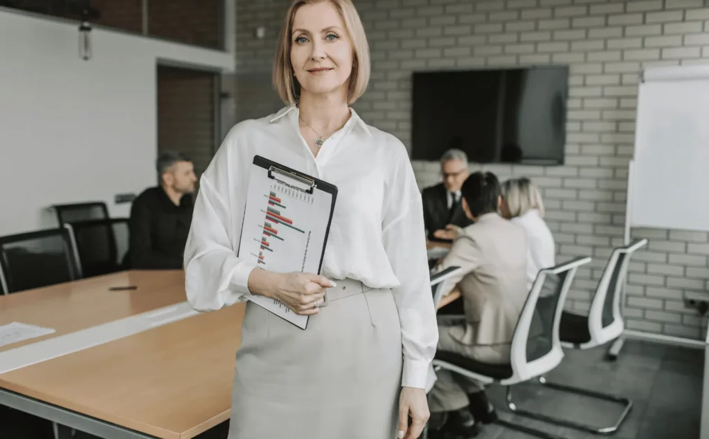 Responsable d’entreprise échangeant avec un fleeter pour optimiser la gestion opérationnelle de sa flotte automobile.