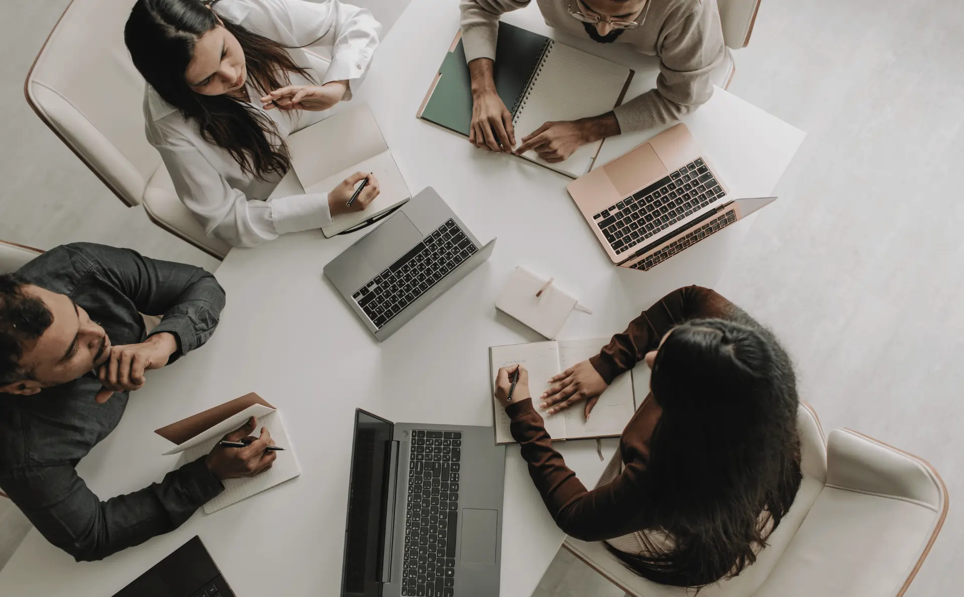 Réunion d’équipe en entreprise pour analyser et optimiser la gestion d’une flotte automobile