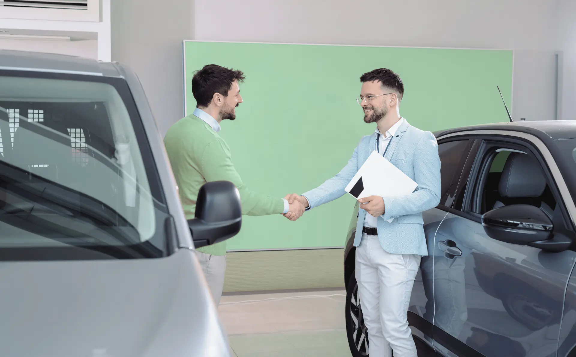 Échange entre un courtier flotte automobile et un responsable d’entreprise lors de la livraison d’un véhicule professionnel.