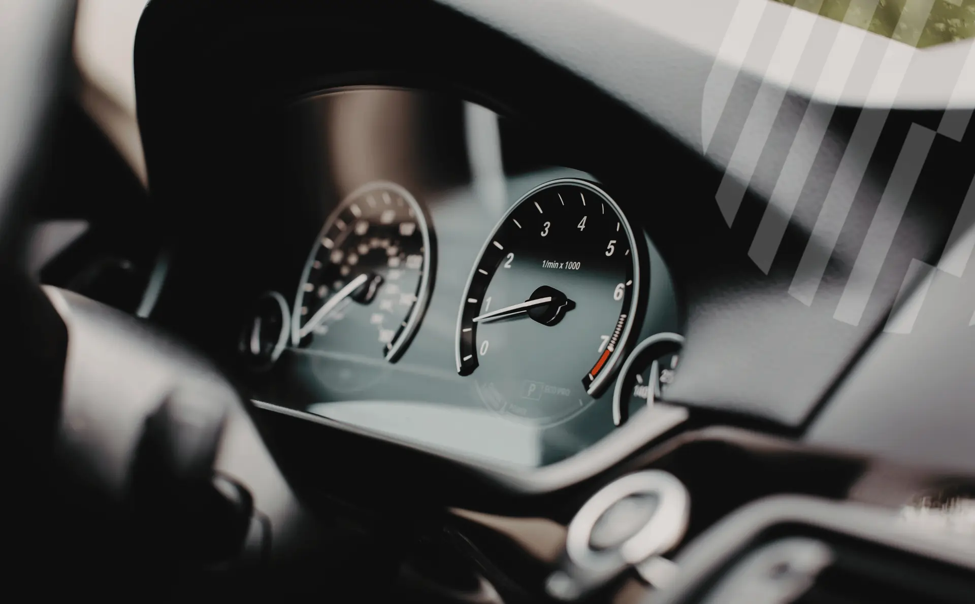 Tableau de bord d’un véhicule servant au calcul des indemnités kilométriques liées aux déplacements professionnels des salariés.