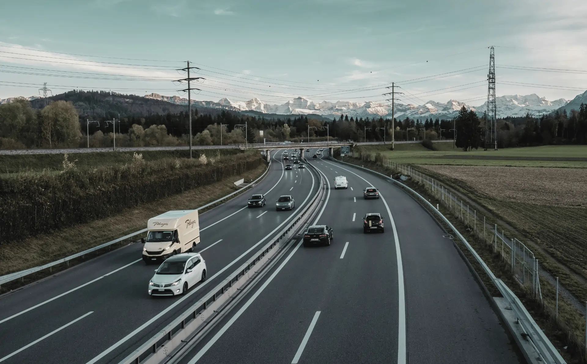 Loi climat et résilience : circulation de véhicules sur une autoroute en zone périurbaine, illustrant les enjeux de mobilité et de transition des flottes automobiles