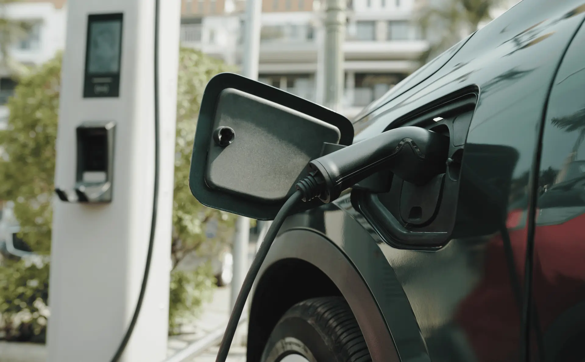 Recharge d’un véhicule électrique sur une borne de recharge en entreprise, illustrant l’électrification des flottes automobiles.