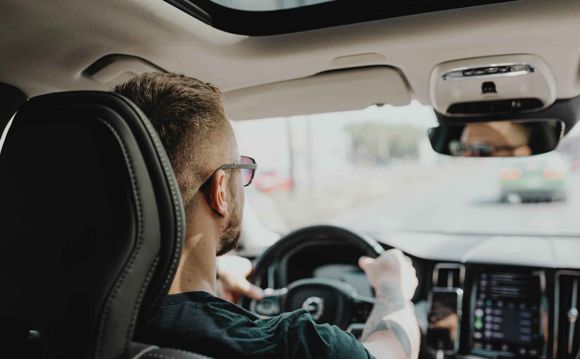 Conducteur au volant d’un véhicule équipé de solutions de télématique, illustrant le suivi des usages et des données en gestion de flotte automobile.