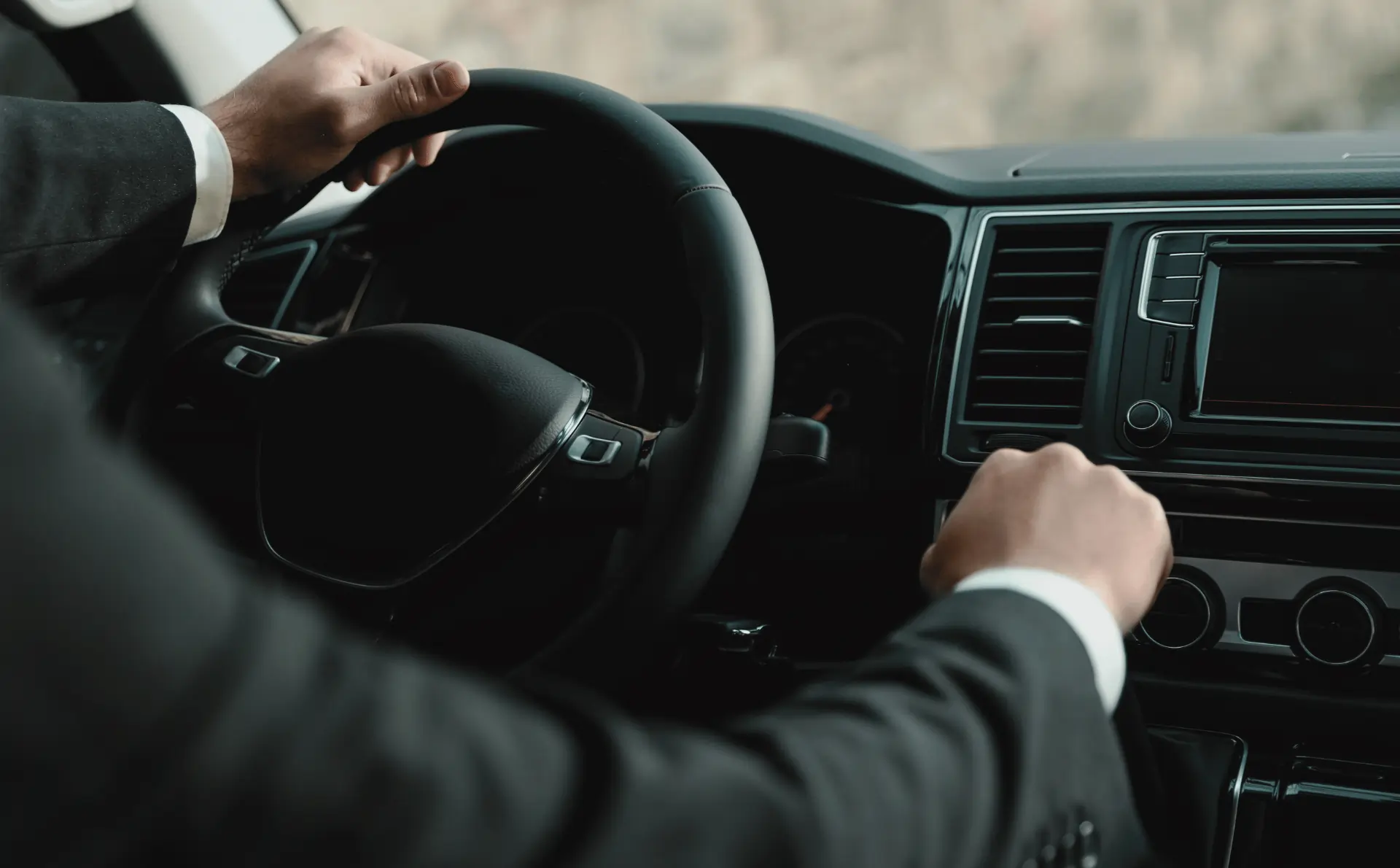 Conducteur professionnel au volant d’un véhicule d’entreprise, illustrant l’usage d’un véhicule de service ou de fonction dans le cadre de la gestion de flotte automobile.
