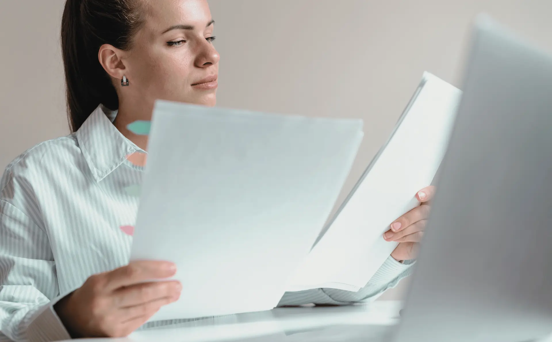 Gestionnaire examinant des documents administratifs liés à la récupération de la TVA sur les véhicules de société, pour vérifier les factures et justificatifs nécessaires à la déduction fiscale.