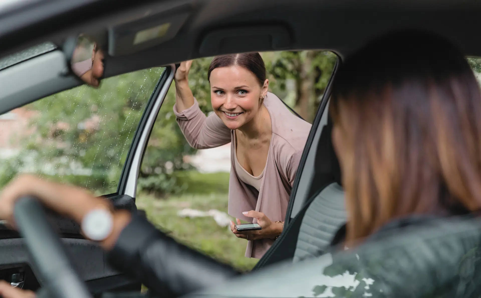 Autopartage en entreprise : collaboratrice accédant à un véhicule partagé pour un déplacement professionnel