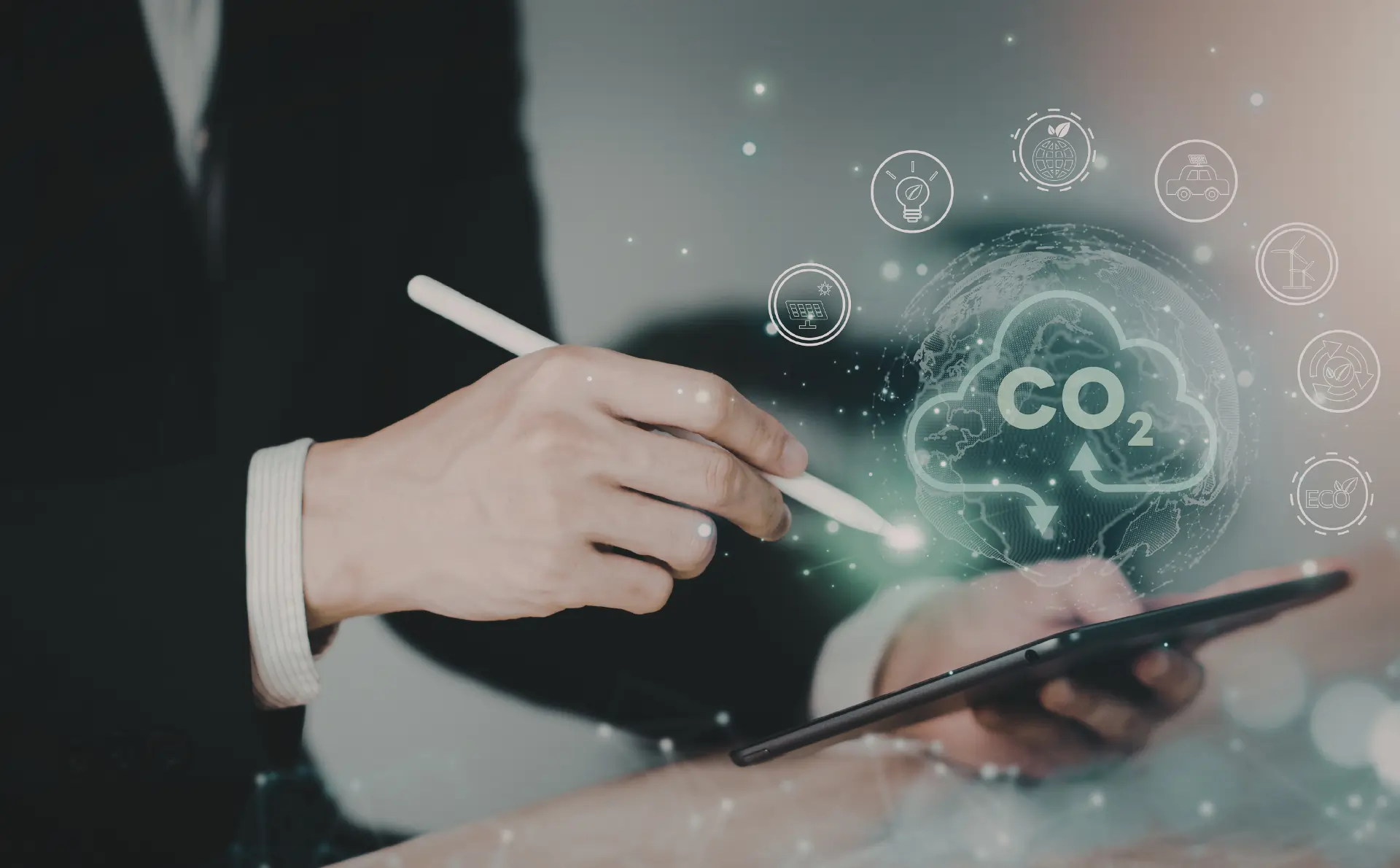 Norme WLTP : un gestionnaire de flotte analyse les émissions de CO₂ sur tablette, illustrant le pilotage des données environnementales des véhicules d’entreprise.