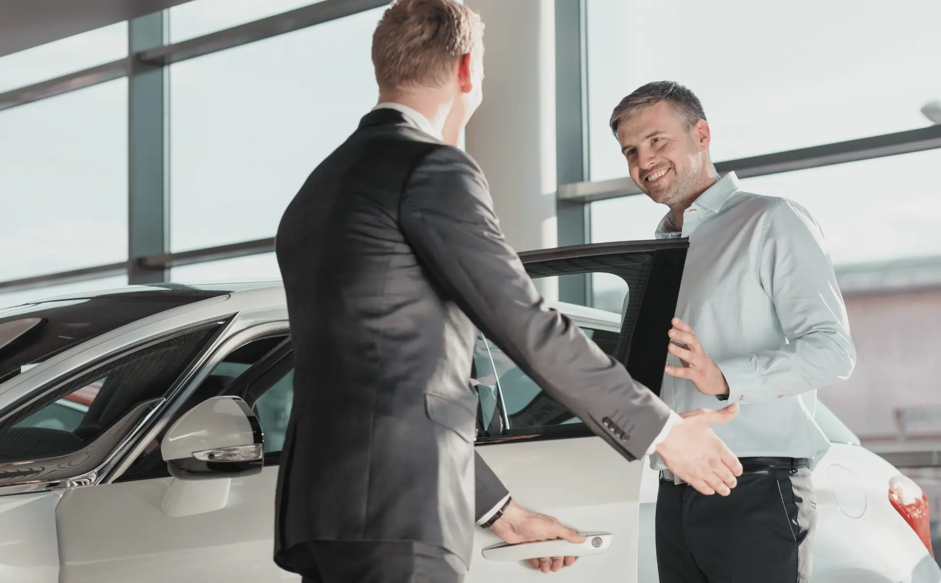 Discussion autour d’un contrat de LOA en entreprise lors du choix d’un véhicule de flotte automobile.